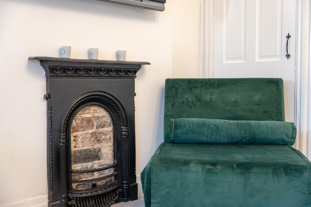 Cosy Cottage - Sleeps 6, Parking & Pet Friendly!