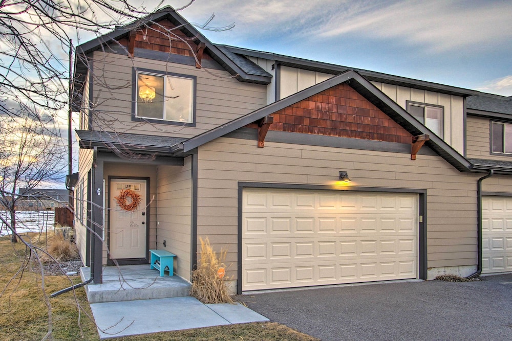 Townhome w/ Private Hot Tub, 8 Mi to Downtown view 5