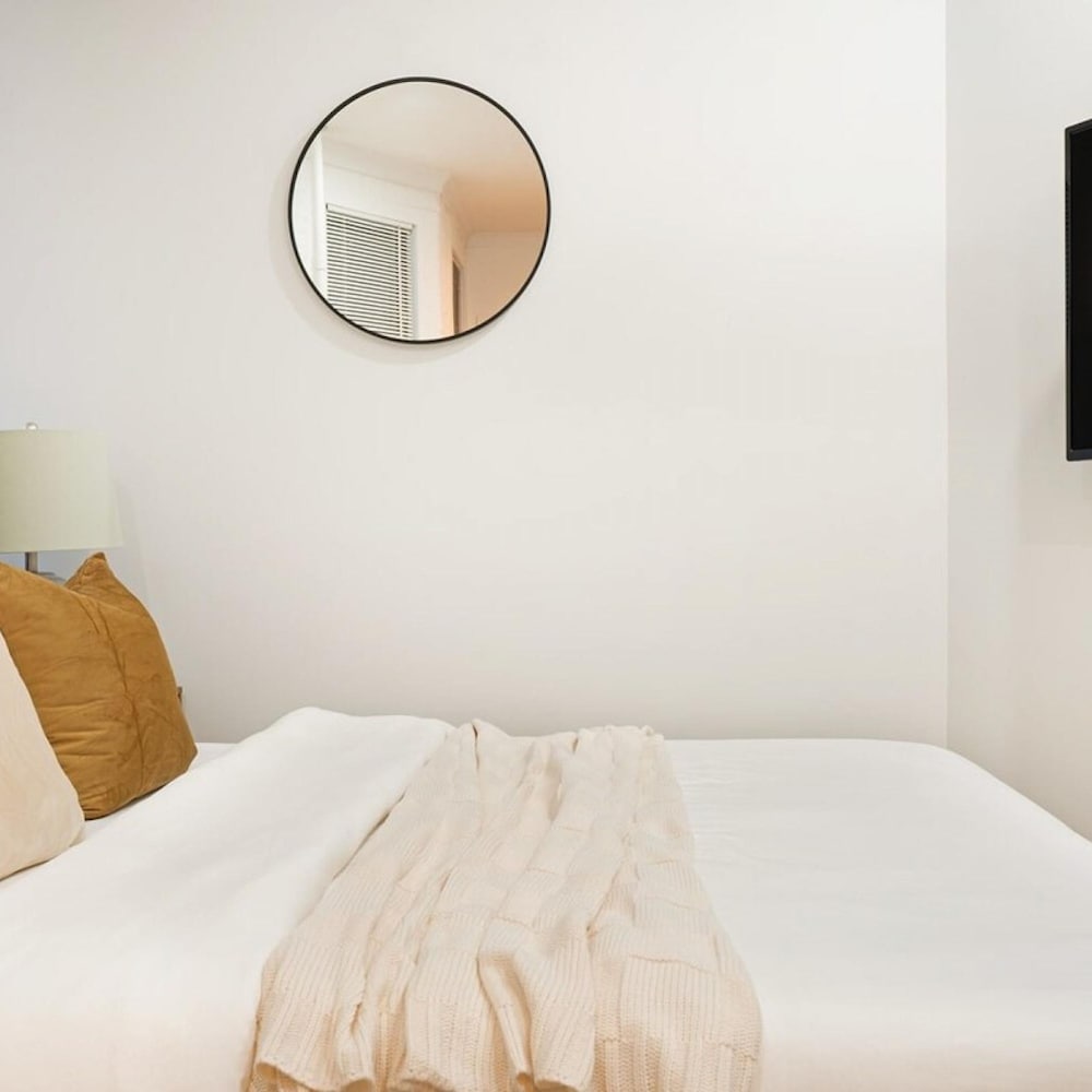 403-2e Newly Renovated Studio UES