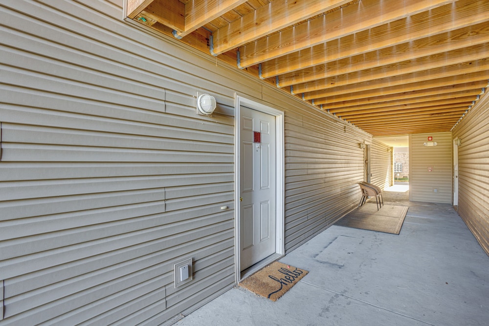 3 Mi to Wvu: Condo w/ Deck in Morgantown