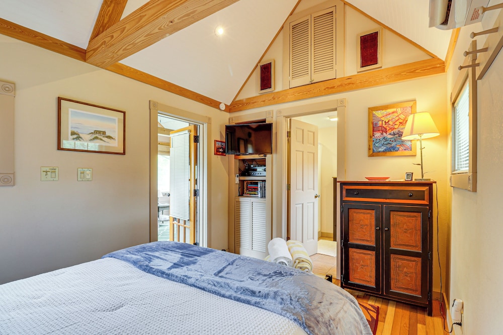 Hot Tub Haven: Creekside Cabin in Frisco!