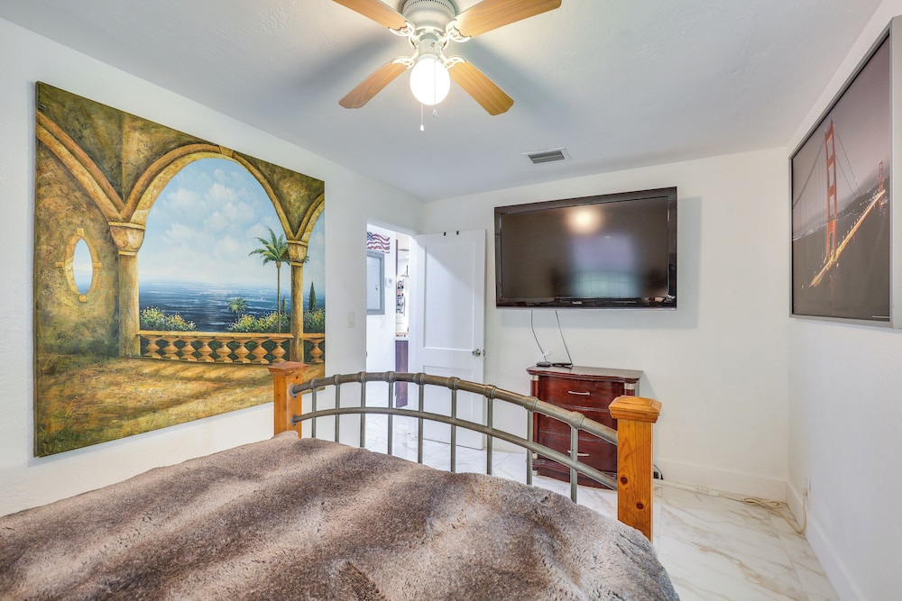 3 Mi to Beach: Hollywood Treehouse w/ Deck & Yard!