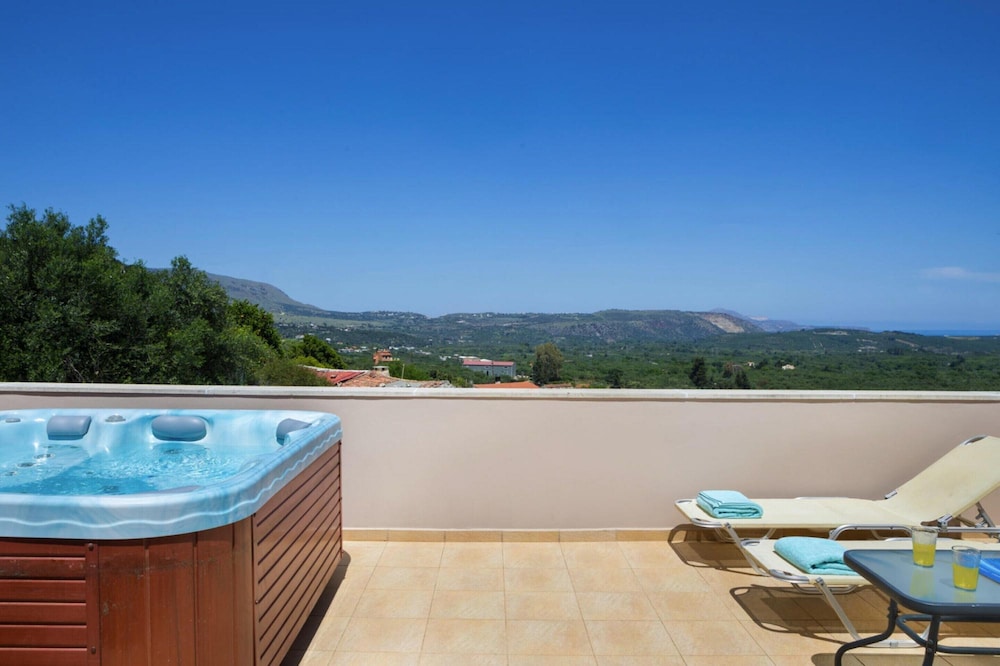 Cozy Holiday Home With Pool and Whirlpool in Maheri