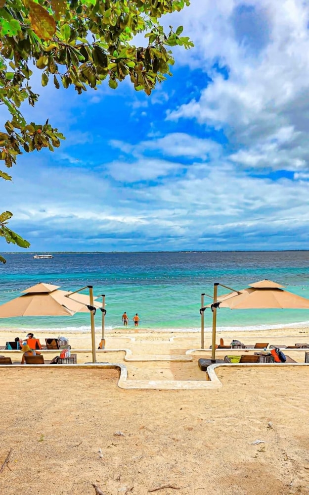 1br condo at mactan near the baech