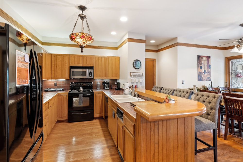 Stunning Lake Views, Pools, Wildlife, Pet-friendly