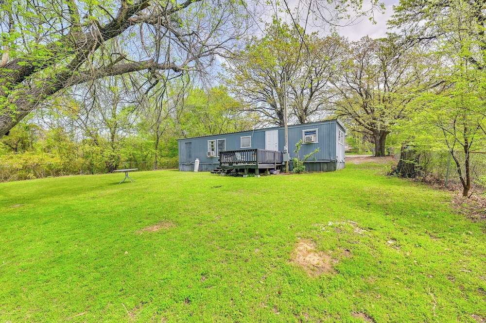 Fenced Yard: Quaint Cabin Near Lake Texoma!