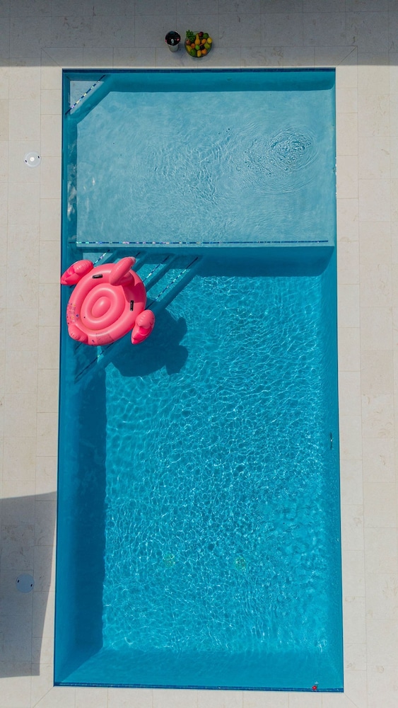 New Designer Villa King Beds Pool Near Beach