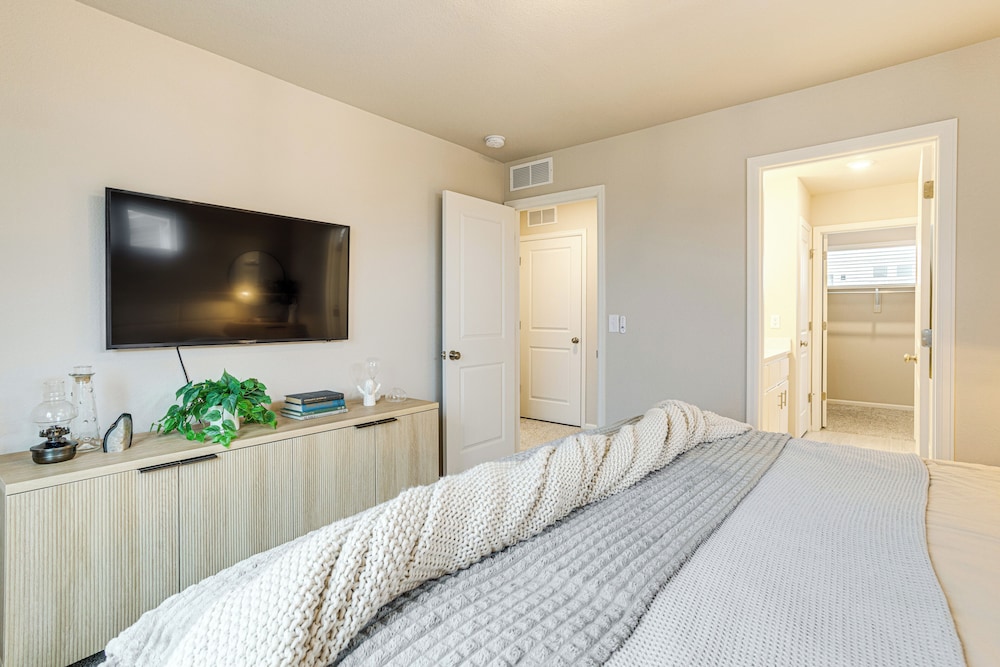 13 Mi to Dtwn Denver: Spacious Home w/ Balcony!