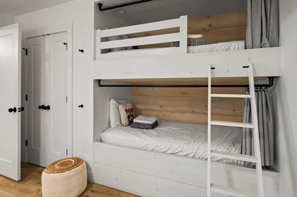 Firefly Mountain Suites Sleeps 36 Indoor Pool, Hot Tub, Game Room, Playground