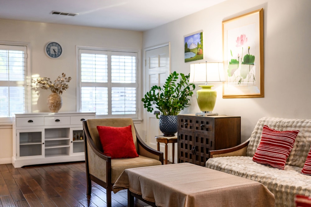 Cozy Pasadena Home Steps From Rose Bowl w Parking