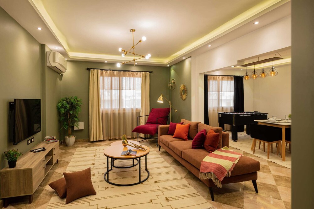 Xuru Stays I Play Foosball & Do Yoga - 1 BR Apt. 5 Min To Airport