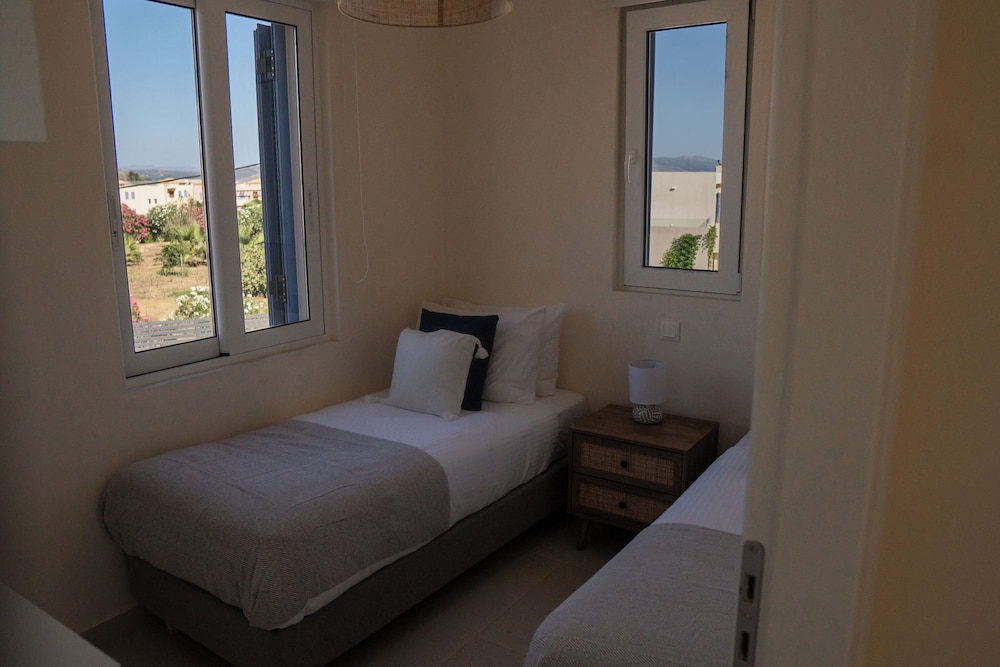 Phaedrus Living: Seaside Thalassa Cretan 203