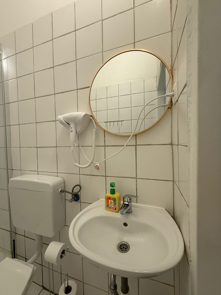 Modern 2BR Apt Steps from Westbahnhof