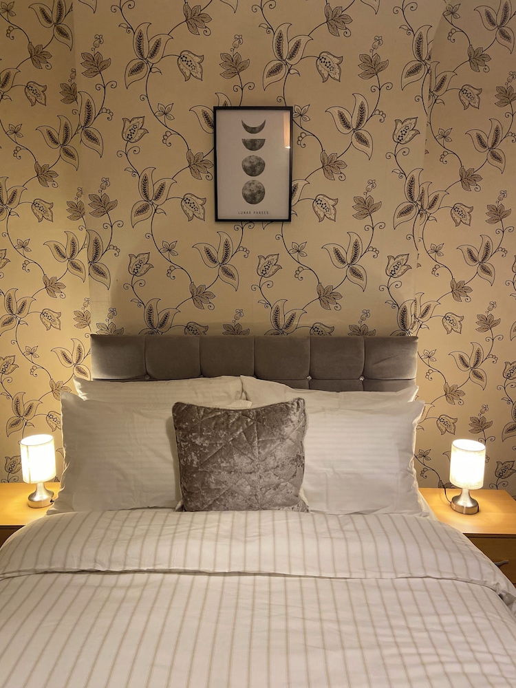 Remarkable 3-bed House in Liverpool view 4