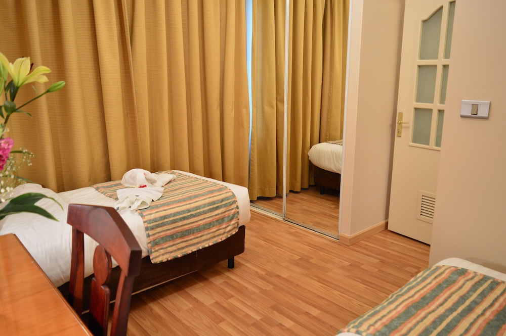 Comfort Hotel Suites