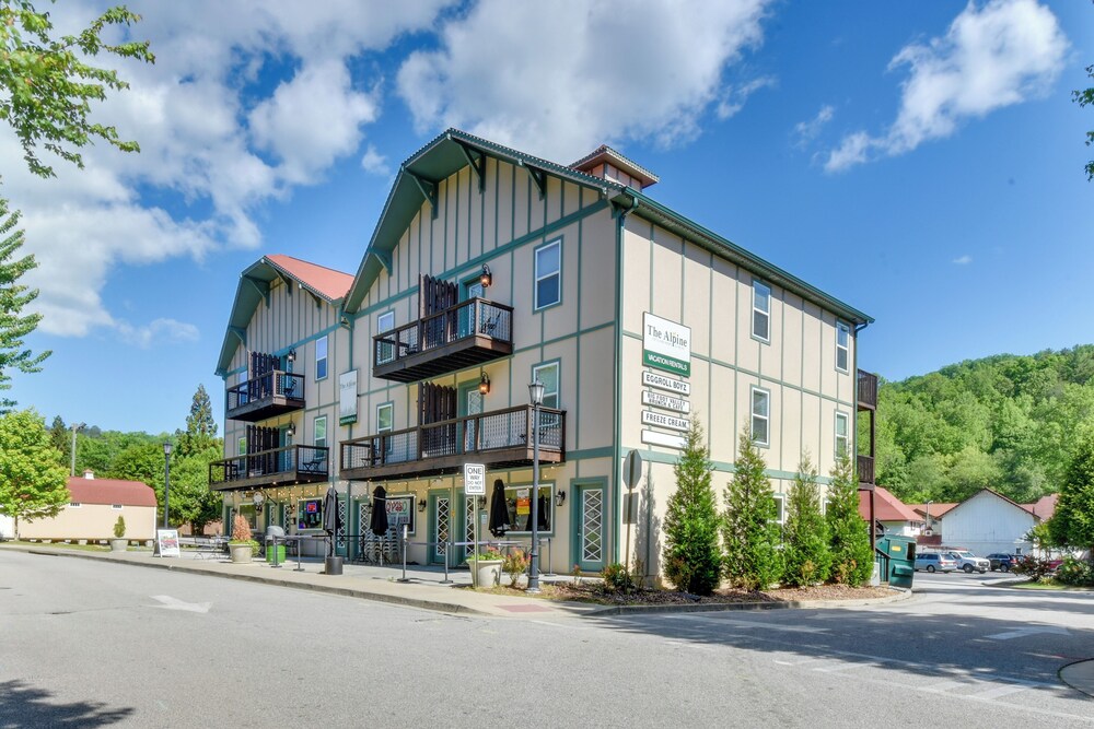 Walk to Shops & Dining: Downtown Condo in Helen