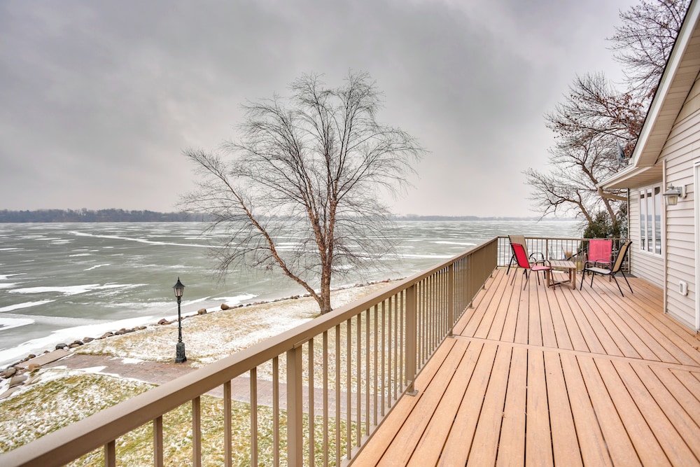 Hot Tub + Fireplace: Cozy Home on Howard Lake!