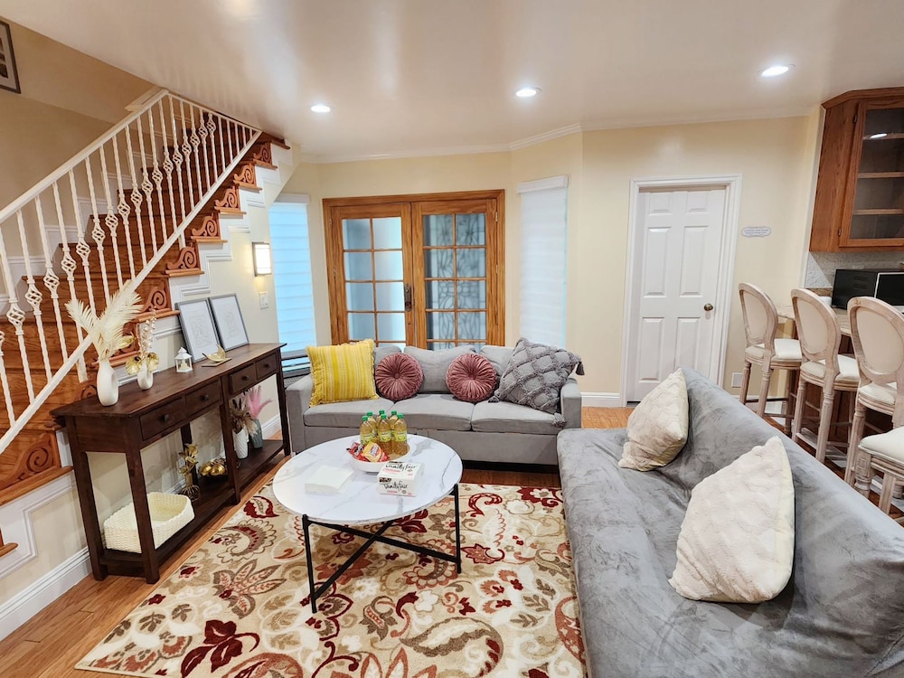 Monterey Park Retreat Spectacular Views Comfort