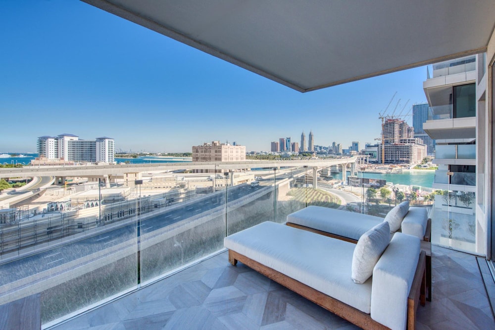 Vibrant Getaway in a Classy Five Palm Jumeirah Apt