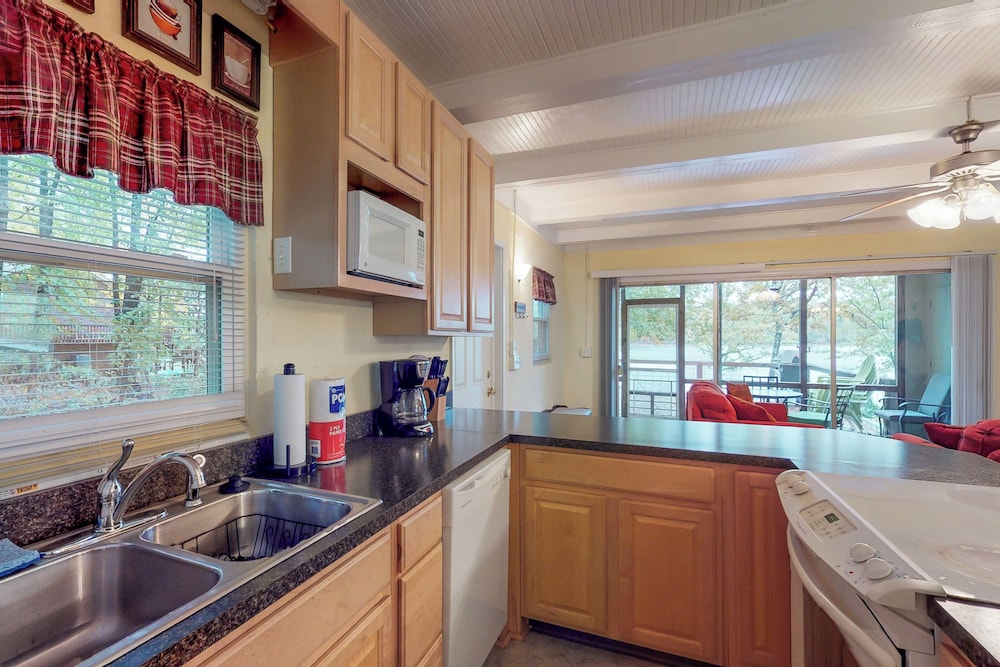 2BR Lakefront Lake Murray Home w/ Dock & Deck