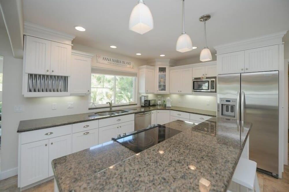 203 Periwinkle - Pretty Palms 4 Bedroom Home by RedAwning view 4