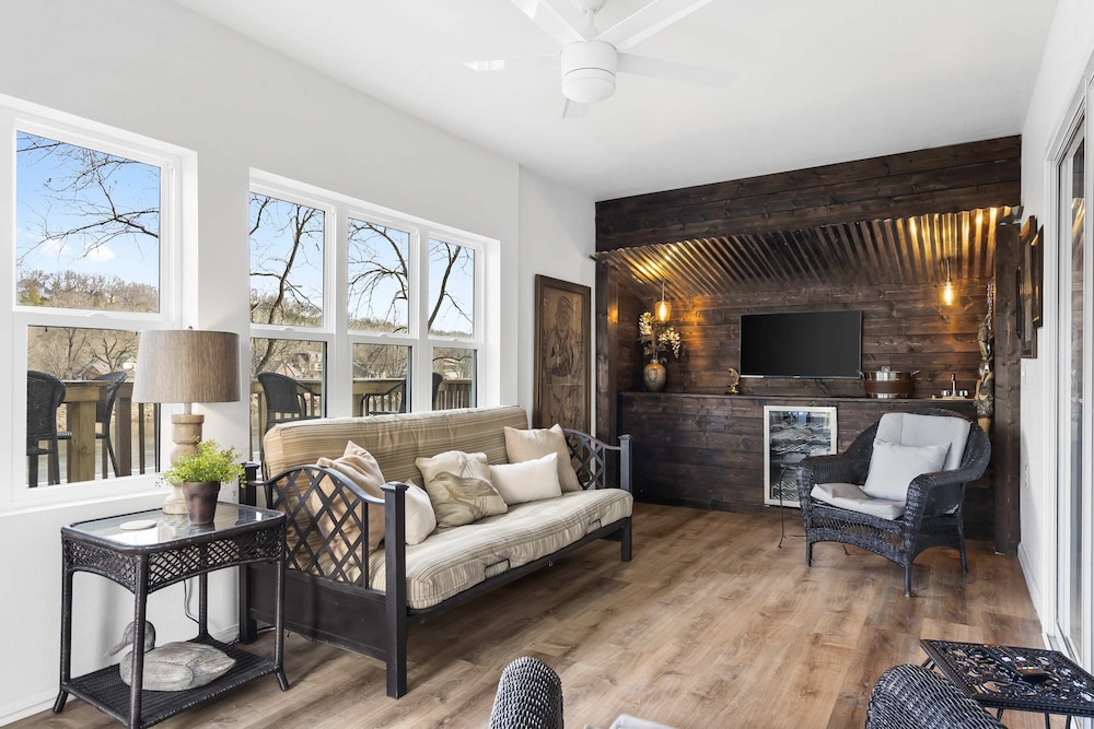 Lake Front Escape For 8!