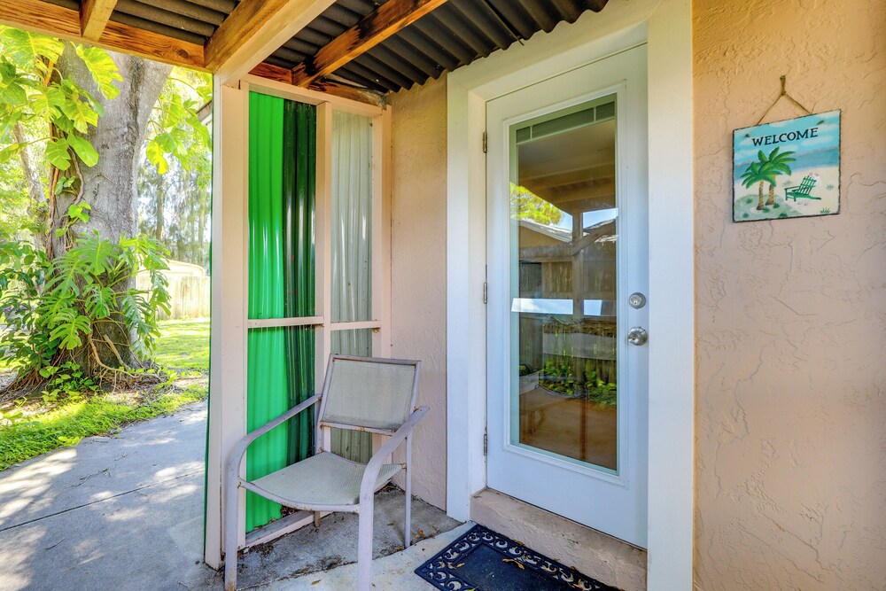 Walkable Studio in Pinellas Park w/ Desk & Patio