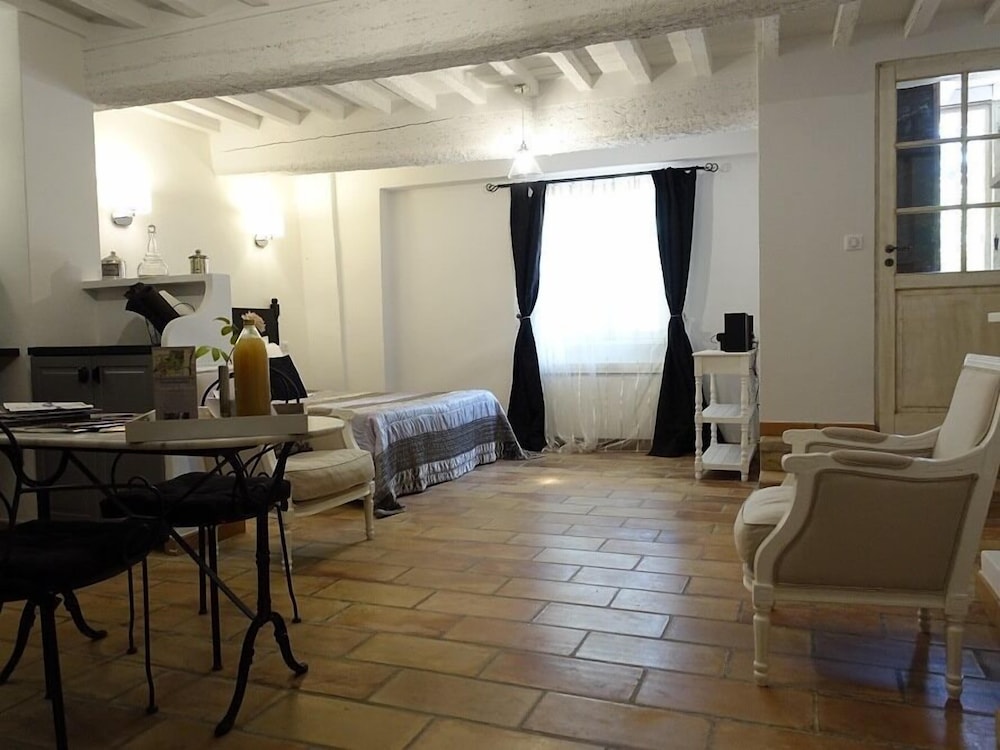 Domaine de Rhodes - Locations de Vacances / Vacation Rentals