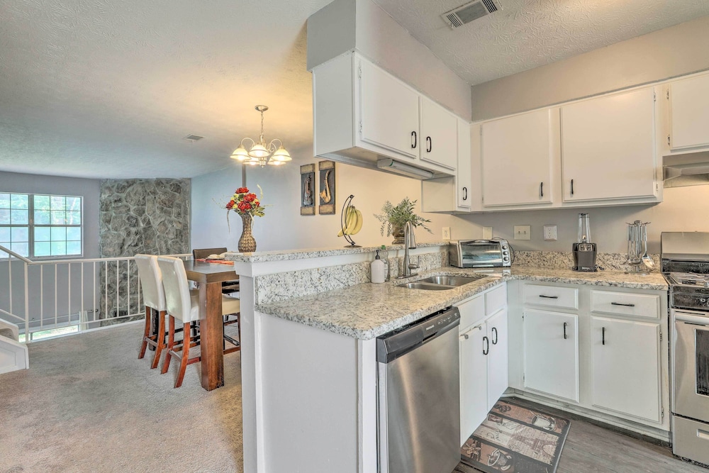 Norcross Townhome ~ 18 Mi to Dtwn Atlanta!