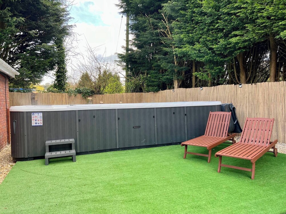 Stratford 4 BR Family Mansion With Pool, Gym & BBQ, Photo 12