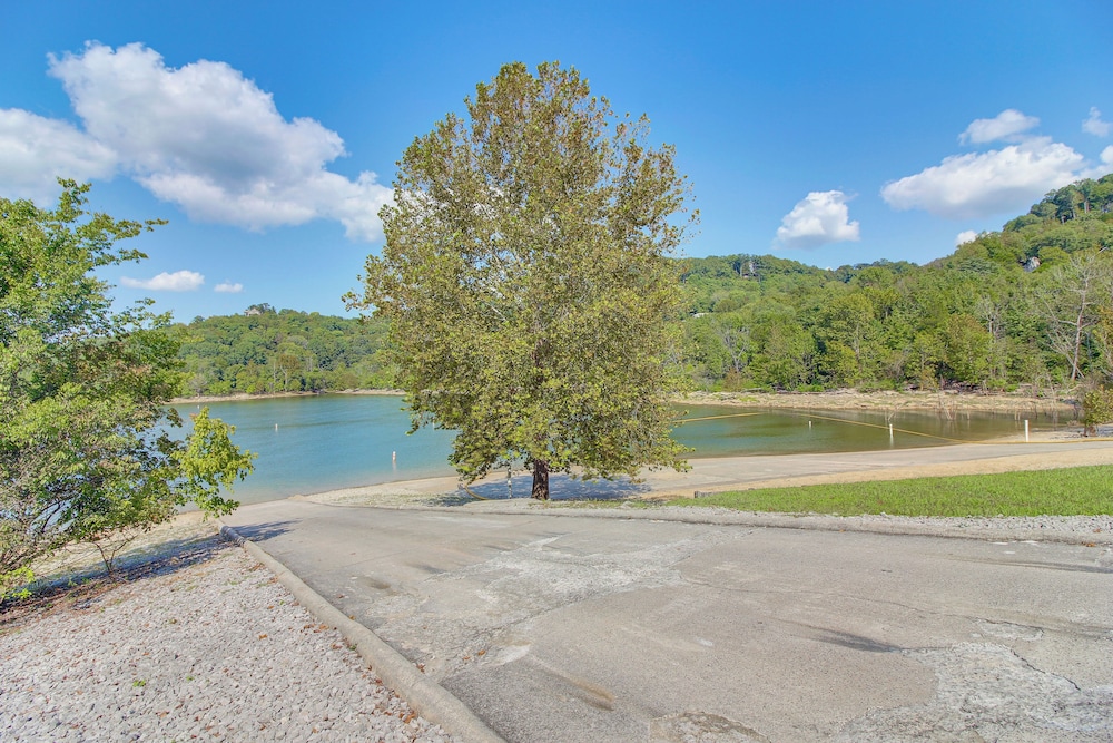 Walk to Marina: Center Hill Lake Family Home