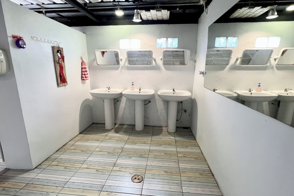 Orchid Hostel Near Bumrungrad Hospital and Nana Market
