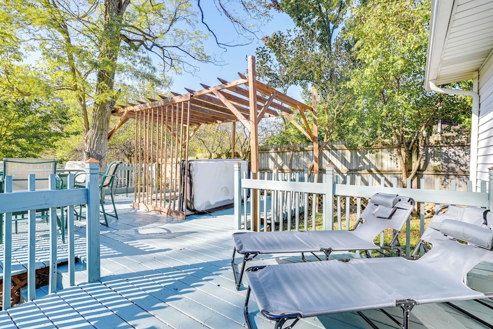Sand Lake Retreat: Canal Access & Large Yard!