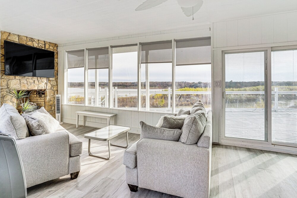 Lakefront Runaway Bay Retreat w/ Private Dock