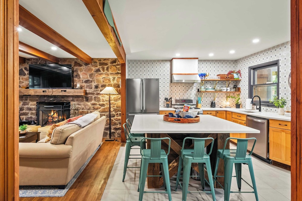 The Horseshoe Hideaway Lake Harmony Cabin w/ Hot Tub & Game Porch