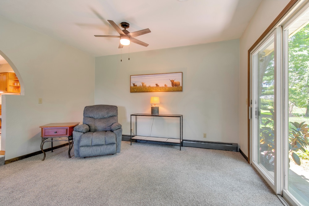 9 Mi to Downtown Rushville: Cozy Getaway w/ Grill