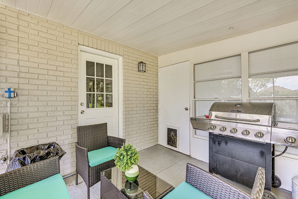 Pet-friendly Home w/ Lanais, Near Dtwn Tampa!