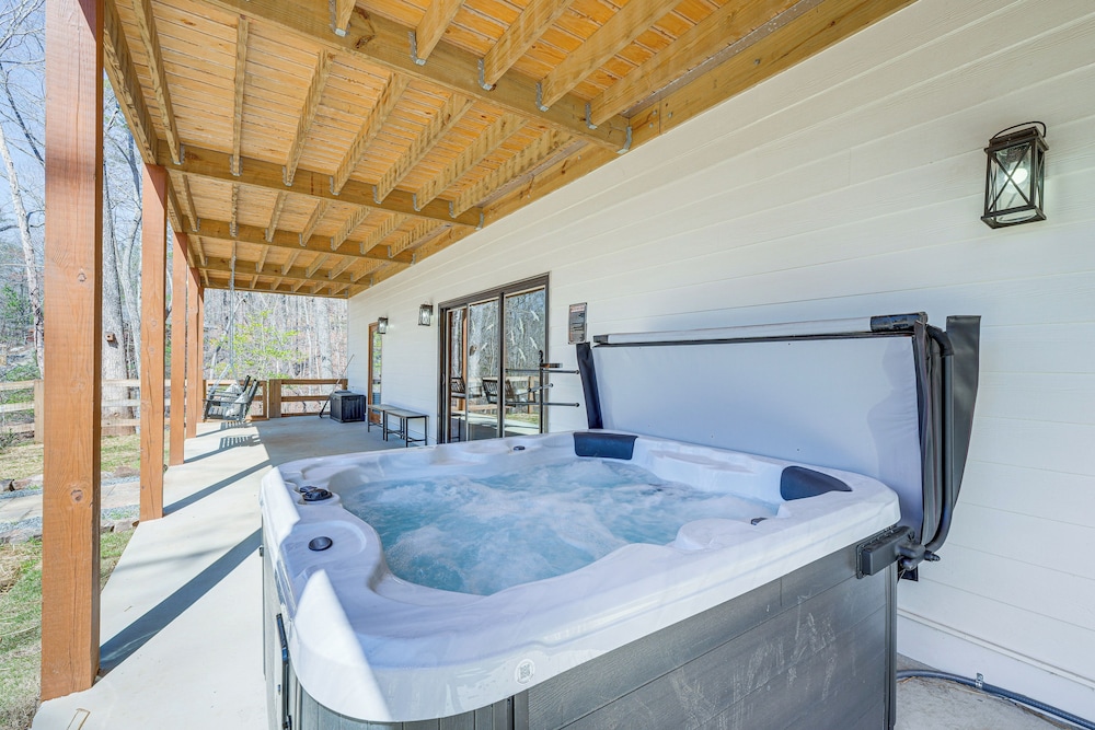 Ellijay Home 4 Mi to Dtwn: Hot Tub & Resort Perks!