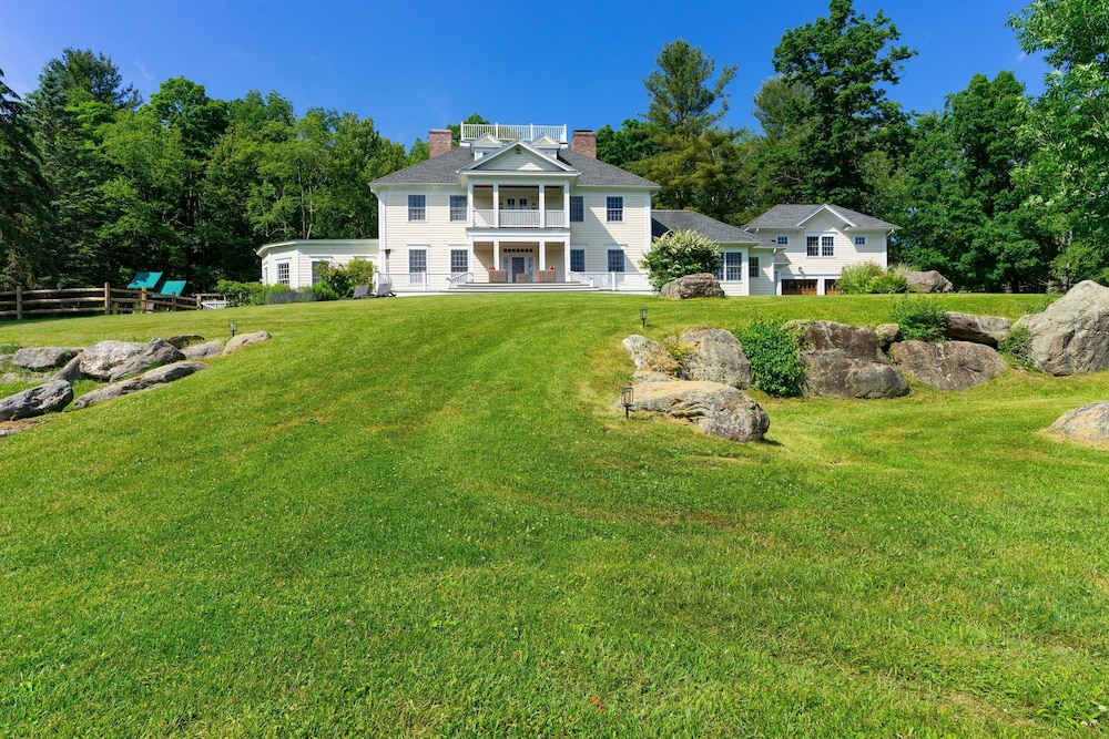 Sunny Pond by Avantstay Secluded Estate w a Private Pond Gym Movie Theater