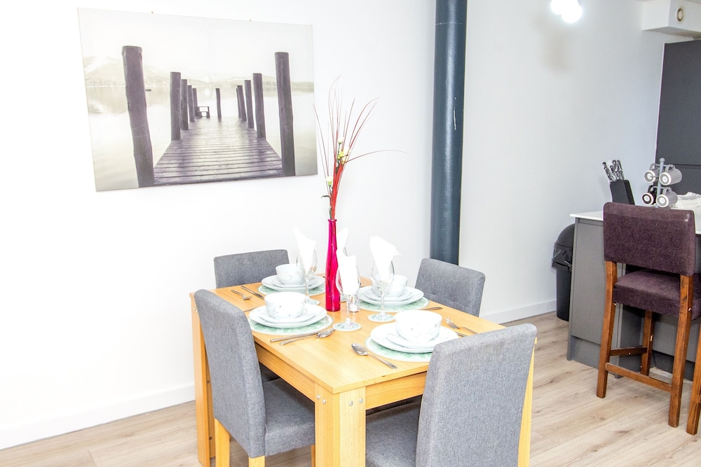 New Apartment - Sleeps 4 - Parking - City Centre