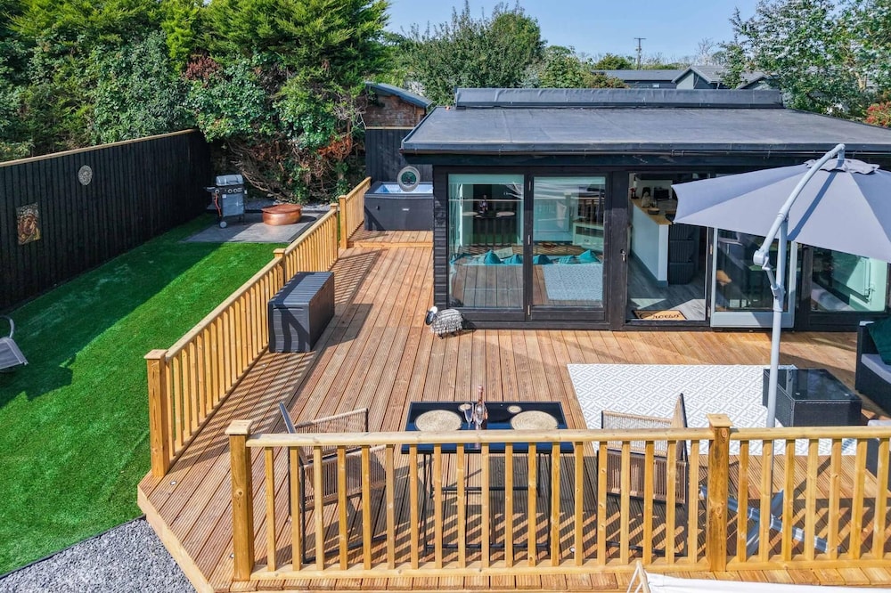 Cedars Lodge - Hot Tub - Penally - Tenby