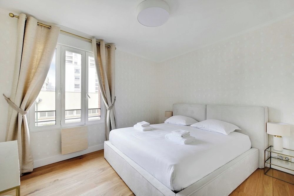 Stunning Apartment - 3br/6p - La Dafense view 2