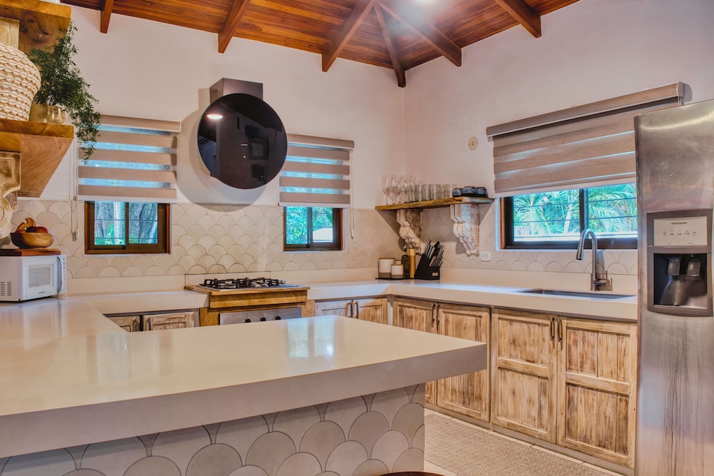 Casa Bonita - 5BR With Pool Walk to Beach