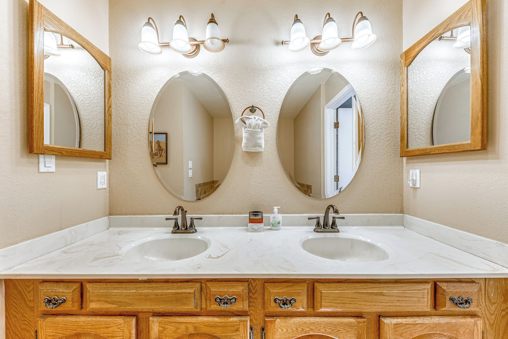 Spacious Ruidoso Home w/ Patio & Mountain Views!