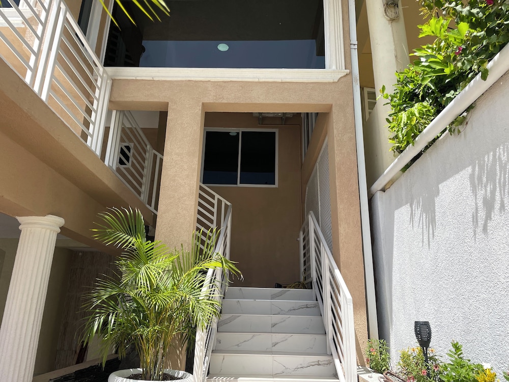360 Rokview Suites