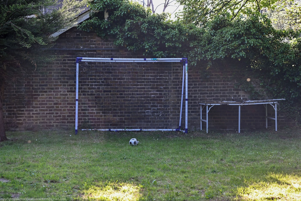 Cozy 4-bed Cottage Garden Walk to River Thames view 4
