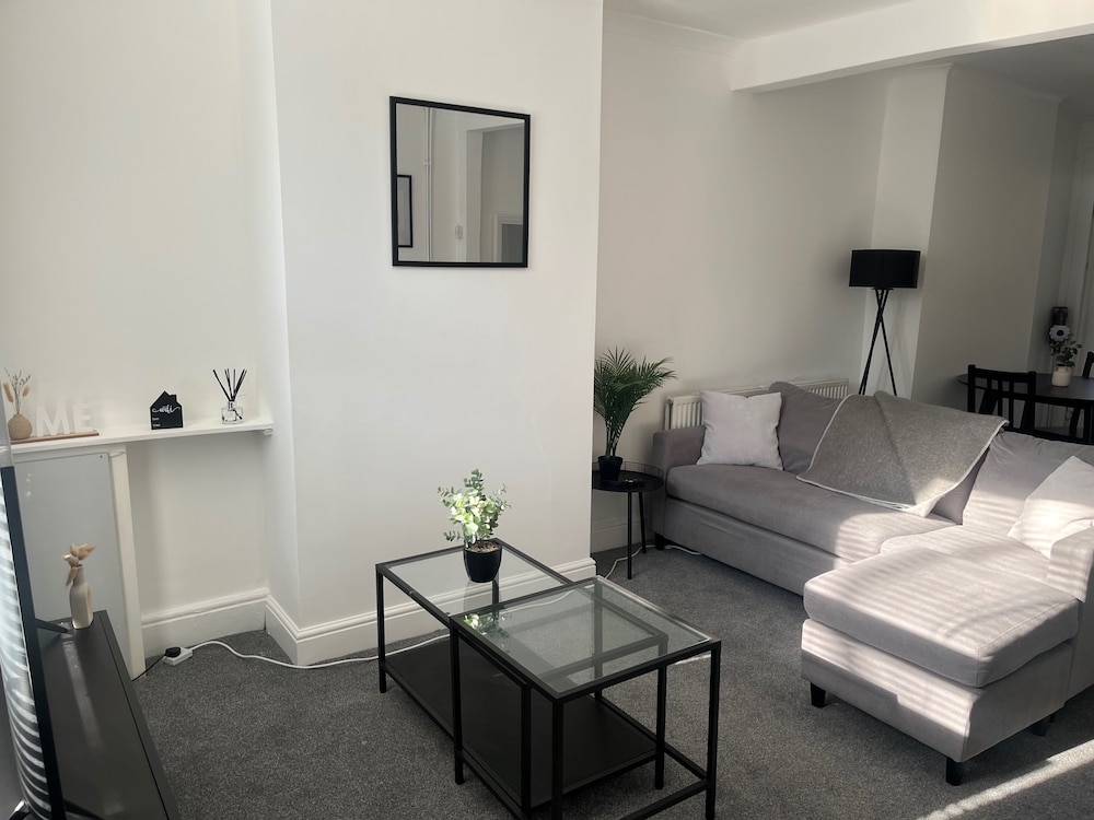 2bed Sleeps 3 - Central, Near Train Station, Wifi