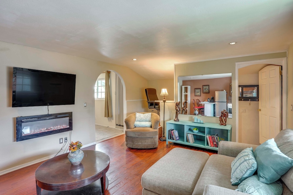 Pet-friendly Studio in Costa Mesa - 7 Mi to Beach!