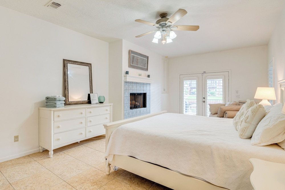 Dock & Outdoor Entertainment: Home on Lake Conroe