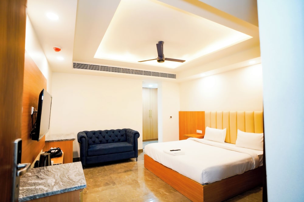 Royal Raven Hotel And Banquet